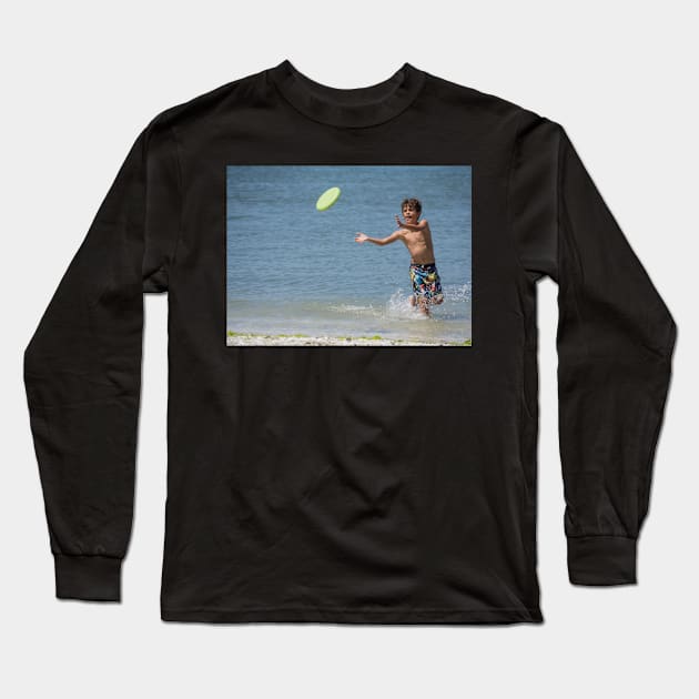 throwing the frisbee Long Sleeve T-Shirt by sma1050